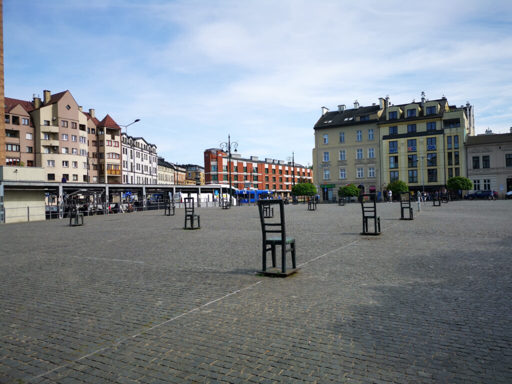 Cosa vedere a Cracovia: piazza delle sedie vuote
