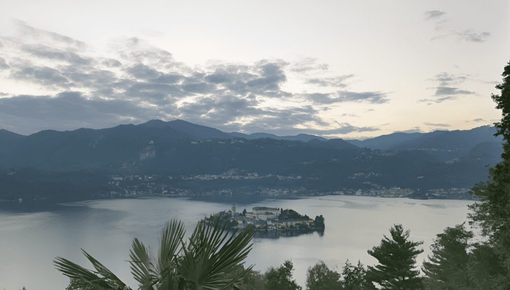 Gita in giornata a Orta San Giulio: panorama sull'isola di San Giulio vista dal Sacro Monte di Orta