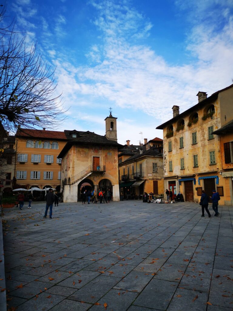 Gita in giornata a Orta San Giulio: Piazza Motta