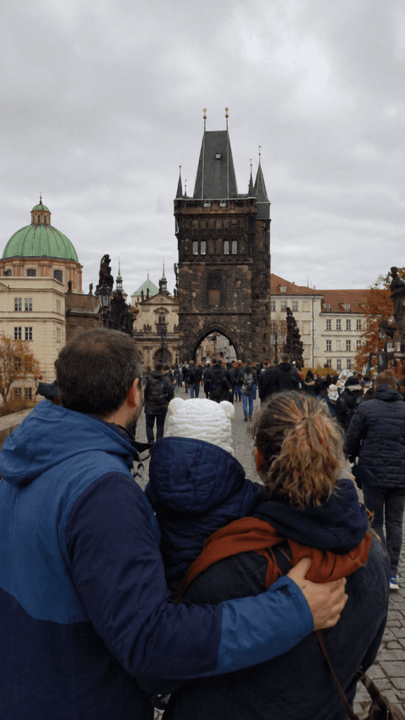 Guida completa su Praga: famiglia sul Ponte Carlo