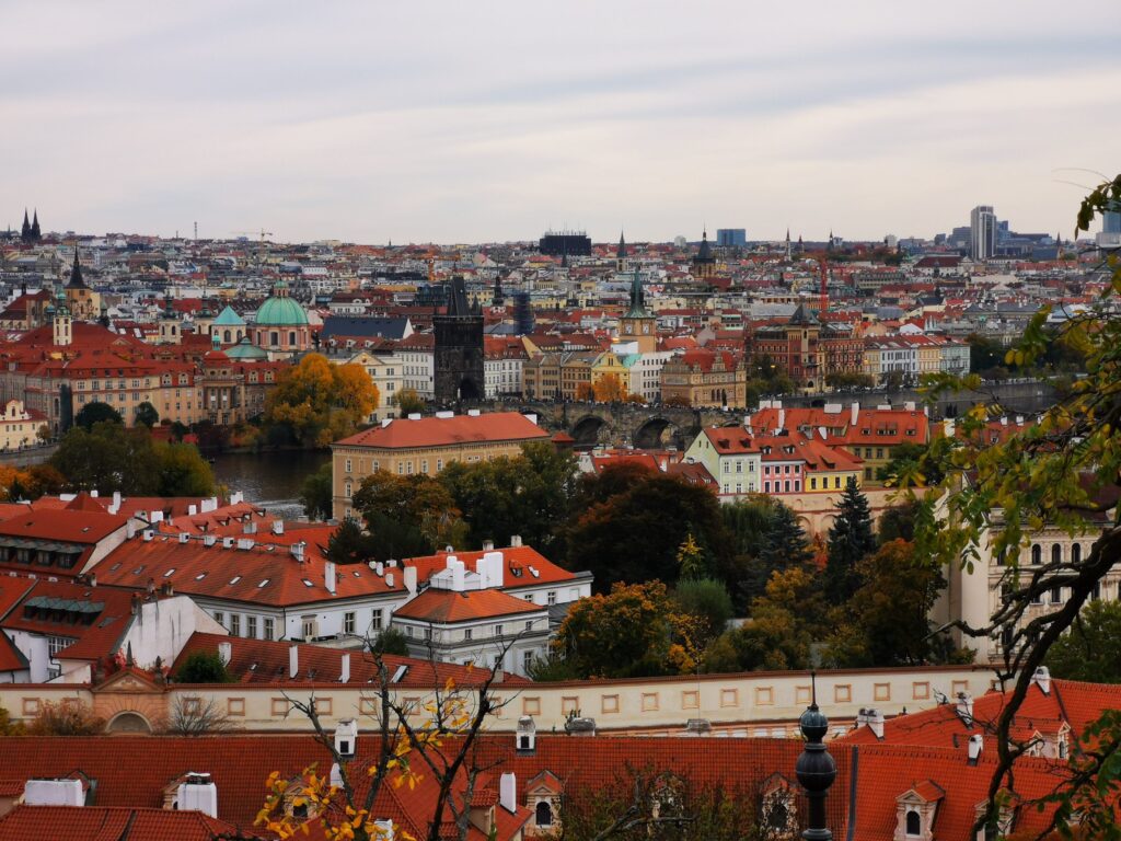 Panorana della città di Praga da un punto di osservazione sulla collina del castello