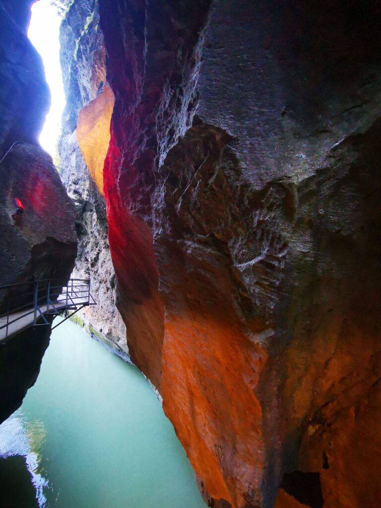 Gola dell'Aare: vista sulle rocce illuminate di rosso